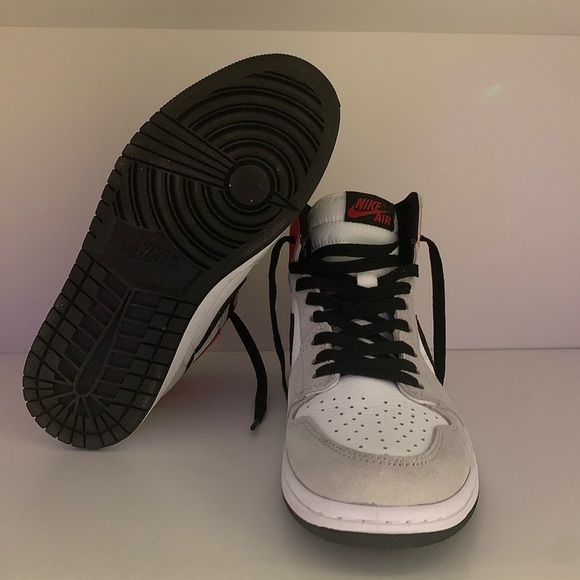 Men’s Jordan 1 Smoke Grey - Picture 3 of 3